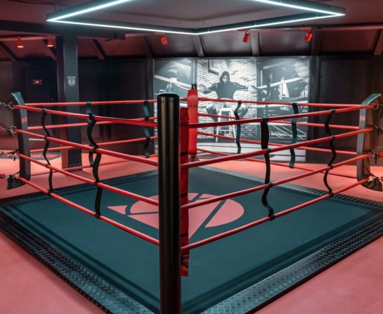 Ring de boxe installé par Infinite Padel Courts