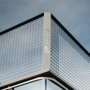 Sur-filets de terrain de padel personnalisé sur fond de ciel bleu