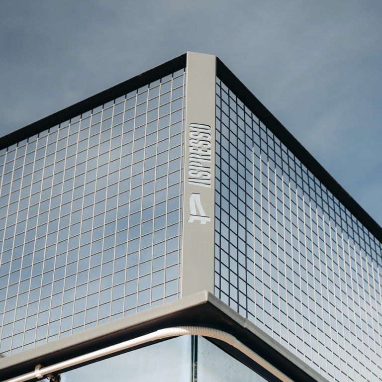 Sur-filets de terrain de padel personnalisé sur fond de ciel bleu